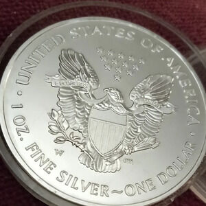 1 ounce of fine silver"SlLVER EAGLE' Coin